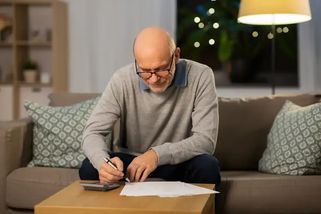 Dnešní čtyřicátníci začínají mít kritický problém našetřit alespoň základní finanční polštář. Náklady na děti často přesahují jejich finanční možnosti